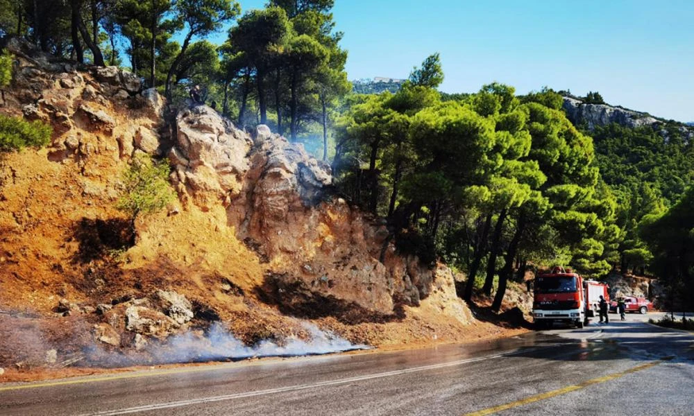 Φωτογραφίες αποκαλύπτουν τις εμπρηστικές επιθέσεις στον Αυλώνα